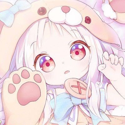 成都熊猫基地饲养员为大熊猫爬树